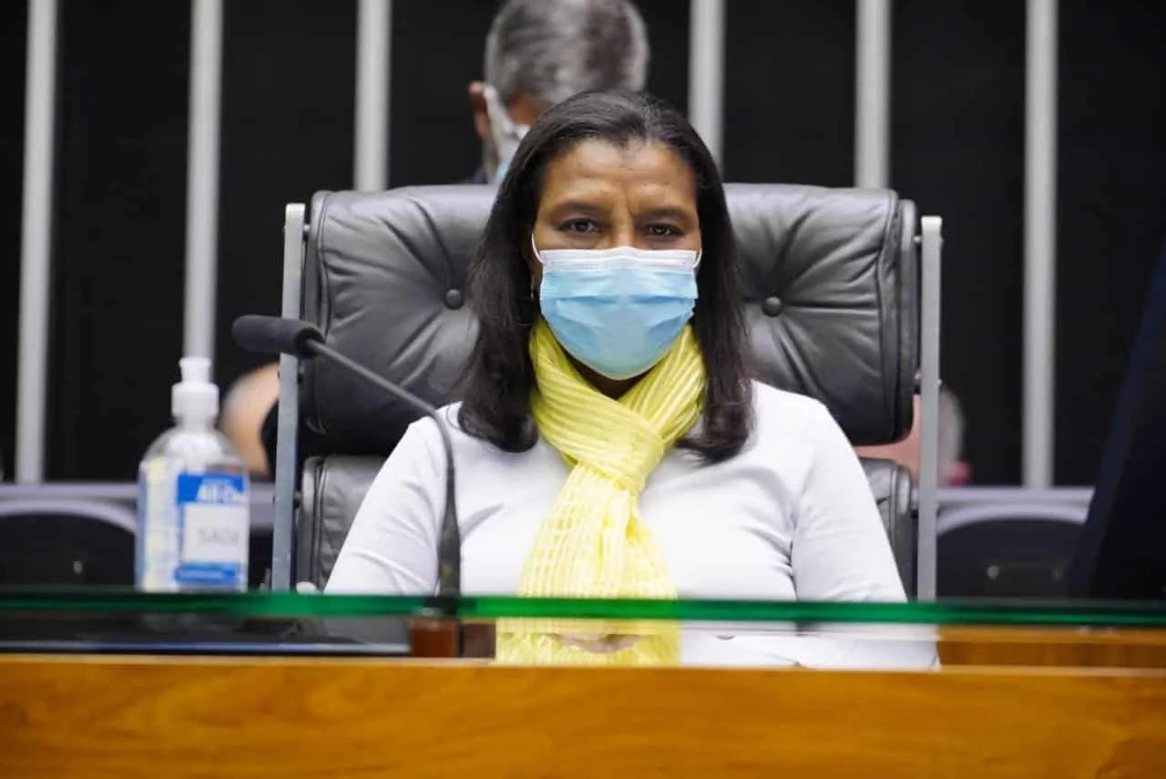 Sancionada lei de autoria da deputada Rosangela Gomes para punir responsáveis por violência política contra mulheres
