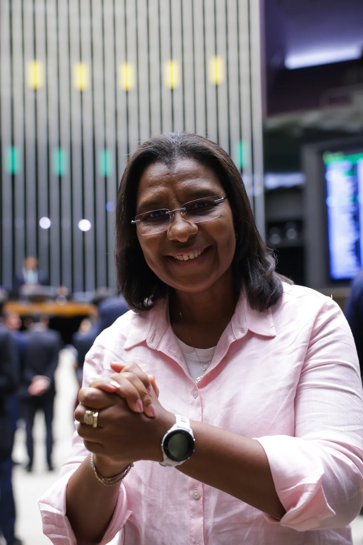 Rosangela Gomes sorrindo no Plenário